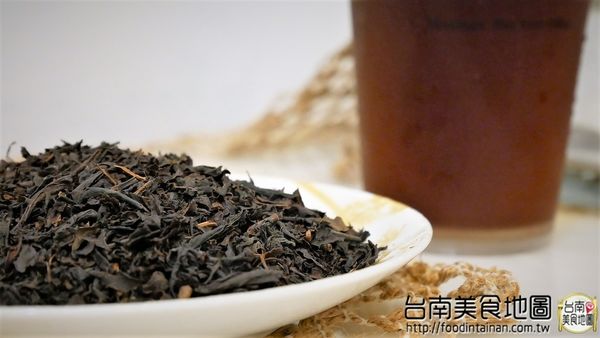 【台南市-中西區美食】讓茶韻有著曲線的圓潤展現，隨著溫度變化的呢喃細語而有不同的風味！『Te en Té 山露露茶吧』讓人享受屬於一杯茶的詩歌*´︶`*