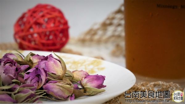 【台南市-中西區美食】讓茶韻有著曲線的圓潤展現，隨著溫度變化的呢喃細語而有不同的風味！『Te en Té 山露露茶吧』讓人享受屬於一杯茶的詩歌*´︶`*