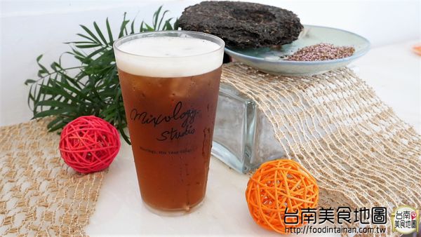 【台南市-中西區美食】讓茶韻有著曲線的圓潤展現，隨著溫度變化的呢喃細語而有不同的風味！『Te en Té 山露露茶吧』讓人享受屬於一杯茶的詩歌*´︶`*