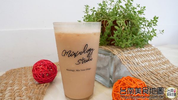 【台南市-中西區美食】讓茶韻有著曲線的圓潤展現，隨著溫度變化的呢喃細語而有不同的風味！『Te en Té 山露露茶吧』讓人享受屬於一杯茶的詩歌*´︶`*