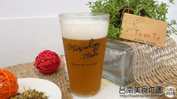 【台南市-中西區美食】讓茶韻有著曲線的圓潤展現，隨著溫度變化的呢喃細語而有不同的風味！『Te en Té 山露露茶吧』讓人享受屬於一杯茶的詩歌*´︶`*
