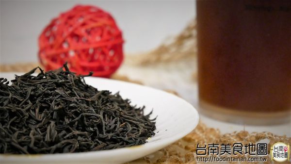 【台南市-中西區美食】讓茶韻有著曲線的圓潤展現，隨著溫度變化的呢喃細語而有不同的風味！『Te en Té 山露露茶吧』讓人享受屬於一杯茶的詩歌*´︶`*