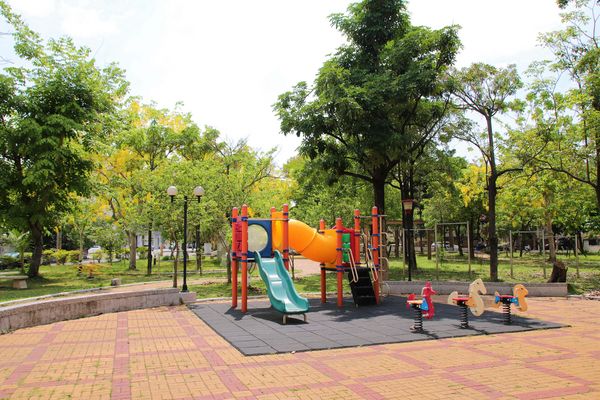 立德公園：【台南北區景點】立德公園~社區公園也能遇見滿滿黃金阿勃勒
