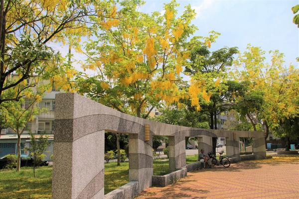 立德公園：【台南北區景點】立德公園~社區公園也能遇見滿滿黃金阿勃勒