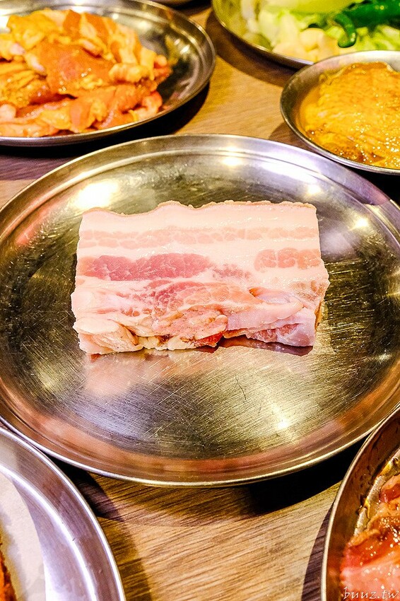 烤肉吃到飽404元起高CP值，五花肉.KR韓國烤肉超過70種海陸食材，再送海鮮龍蝦盤，肉食控揪起來！