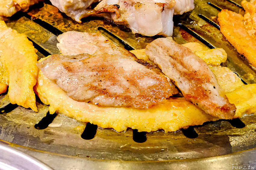 烤肉吃到飽404元起高CP值，五花肉.KR韓國烤肉超過70種海陸食材，再送海鮮龍蝦盤，肉食控揪起來！