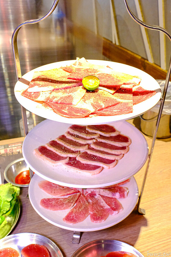 烤肉吃到飽404元起高CP值，五花肉.KR韓國烤肉超過70種海陸食材，再送海鮮龍蝦盤，肉食控揪起來！