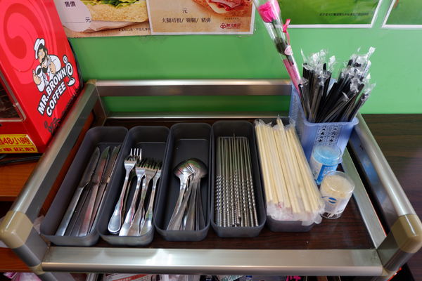 【食記】台北・中山區｜民權西路站——捷運站美食・限量！！！每天25顆波蘿漢堡・找真材實料的早餐來潘朵拉複合式早餐店就對了！