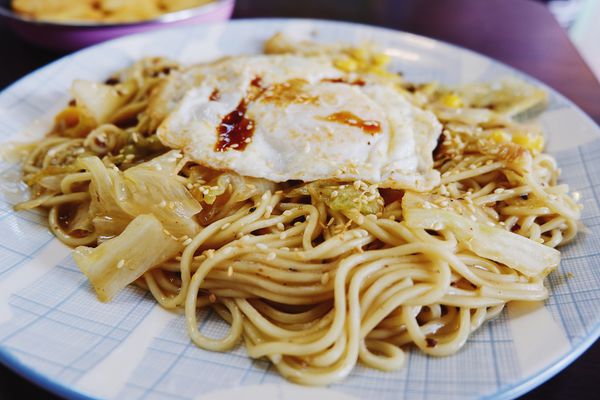 【食記】台北・中山區｜民權西路站——捷運站美食・限量！！！每天25顆波蘿漢堡・找真材實料的早餐來潘朵拉複合式早餐店就對了！