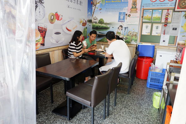 【食記】台北・中山區｜民權西路站——捷運站美食・限量！！！每天25顆波蘿漢堡・找真材實料的早餐來潘朵拉複合式早餐店就對了！