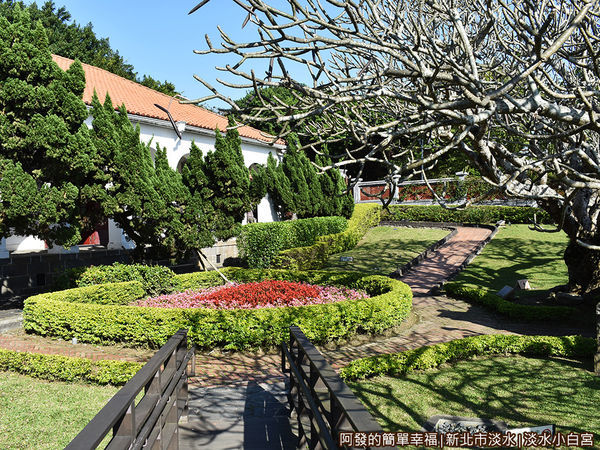 淡水小白宮16-觀景台回入口的花園小徑.JPG