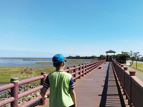 新竹市香山-風情海岸08-坡堤上的木棧道往北