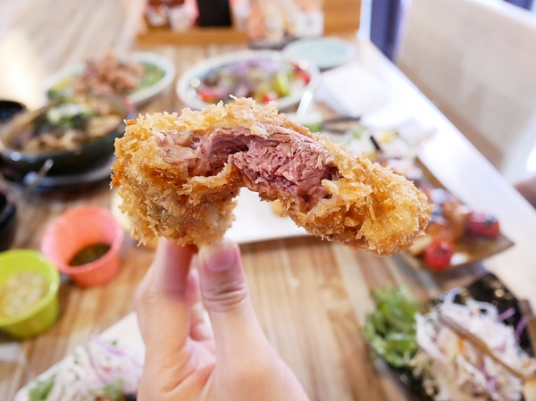 吽炸居酒屋：吽炸居酒屋-居酒屋一條街上的亮點  藍帶除師操刀  餐點創新選擇多  店內還提供包廂  非常適合約會聚餐