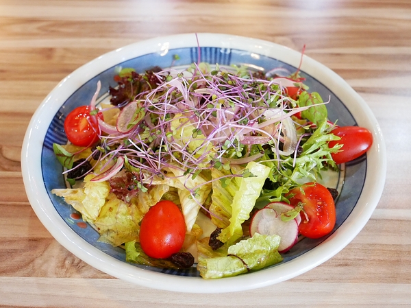 吽炸居酒屋：吽炸居酒屋-居酒屋一條街上的亮點  藍帶除師操刀  餐點創新選擇多  店內還提供包廂  非常適合約會聚餐