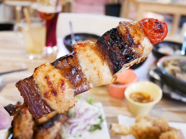 吽炸居酒屋：吽炸居酒屋-居酒屋一條街上的亮點  藍帶除師操刀  餐點創新選擇多  店內還提供包廂  非常適合約會聚餐