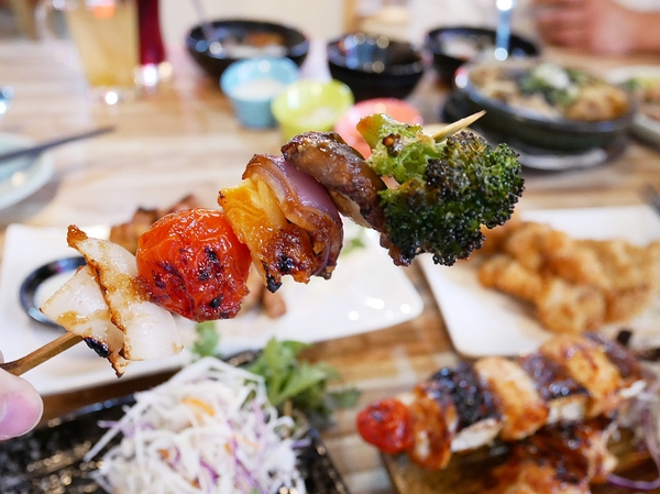 吽炸居酒屋：吽炸居酒屋-居酒屋一條街上的亮點  藍帶除師操刀  餐點創新選擇多  店內還提供包廂  非常適合約會聚餐