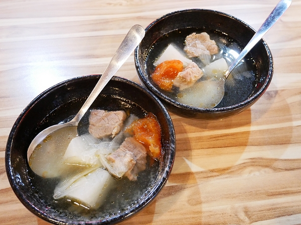 吽炸居酒屋：吽炸居酒屋-居酒屋一條街上的亮點  藍帶除師操刀  餐點創新選擇多  店內還提供包廂  非常適合約會聚餐