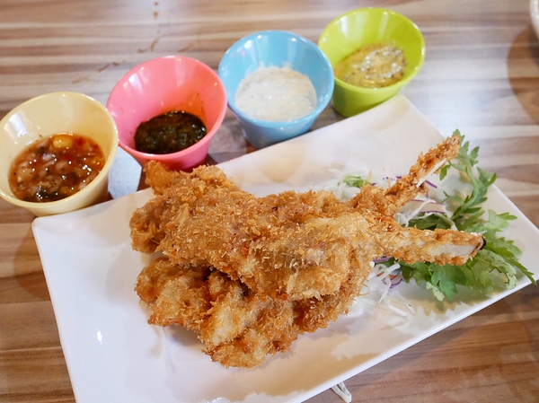 吽炸居酒屋：吽炸居酒屋-居酒屋一條街上的亮點  藍帶除師操刀  餐點創新選擇多  店內還提供包廂  非常適合約會聚餐