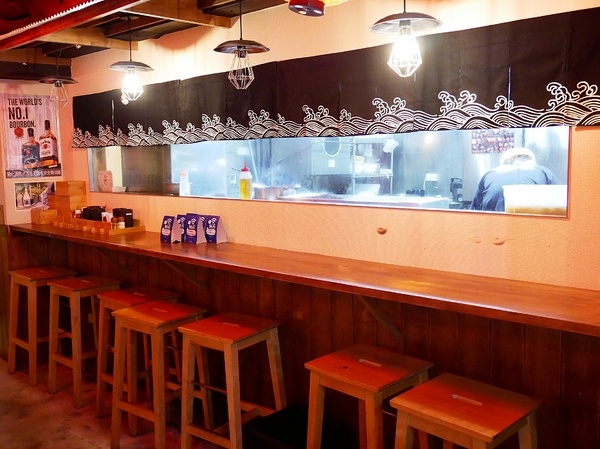 吽炸居酒屋：吽炸居酒屋-居酒屋一條街上的亮點  藍帶除師操刀  餐點創新選擇多  店內還提供包廂  非常適合約會聚餐