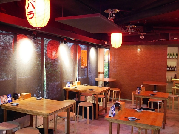 吽炸居酒屋：吽炸居酒屋-居酒屋一條街上的亮點  藍帶除師操刀  餐點創新選擇多  店內還提供包廂  非常適合約會聚餐