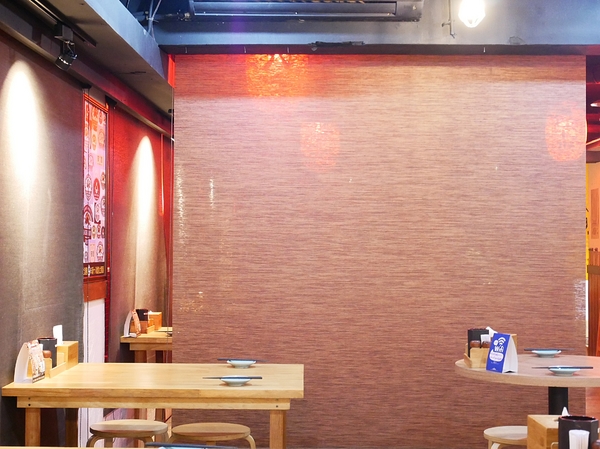 吽炸居酒屋：吽炸居酒屋-居酒屋一條街上的亮點  藍帶除師操刀  餐點創新選擇多  店內還提供包廂  非常適合約會聚餐