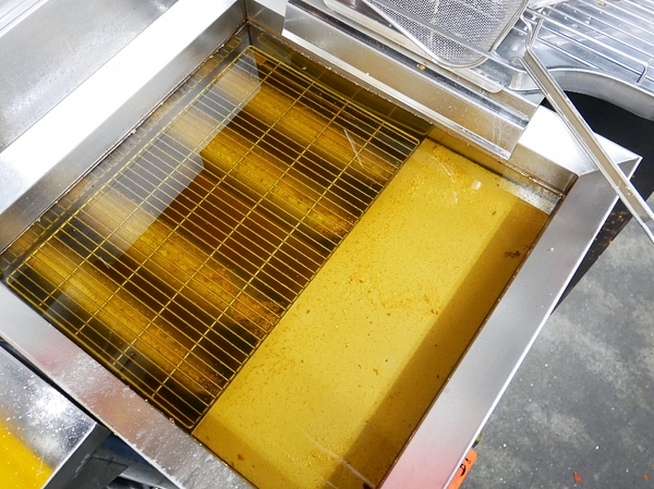 吽炸居酒屋：吽炸居酒屋-居酒屋一條街上的亮點  藍帶除師操刀  餐點創新選擇多  店內還提供包廂  非常適合約會聚餐