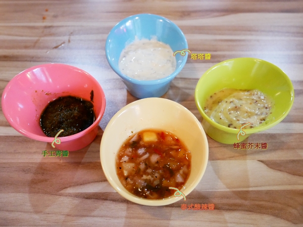 吽炸居酒屋：吽炸居酒屋-居酒屋一條街上的亮點  藍帶除師操刀  餐點創新選擇多  店內還提供包廂  非常適合約會聚餐