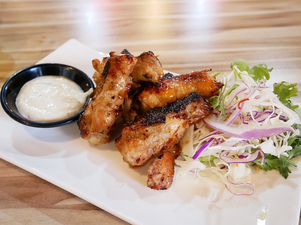 吽炸居酒屋：吽炸居酒屋-居酒屋一條街上的亮點  藍帶除師操刀  餐點創新選擇多  店內還提供包廂  非常適合約會聚餐