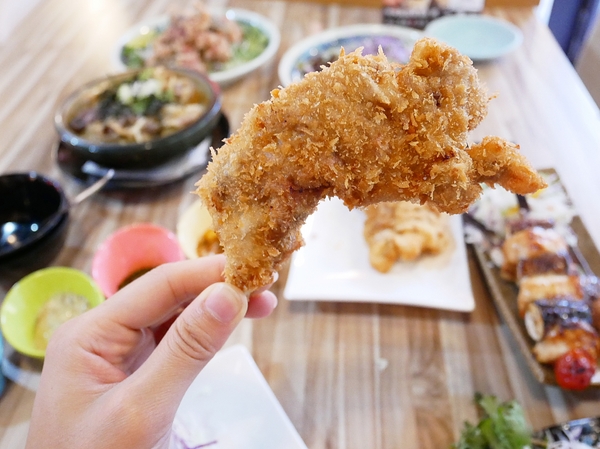 吽炸居酒屋：吽炸居酒屋-居酒屋一條街上的亮點  藍帶除師操刀  餐點創新選擇多  店內還提供包廂  非常適合約會聚餐