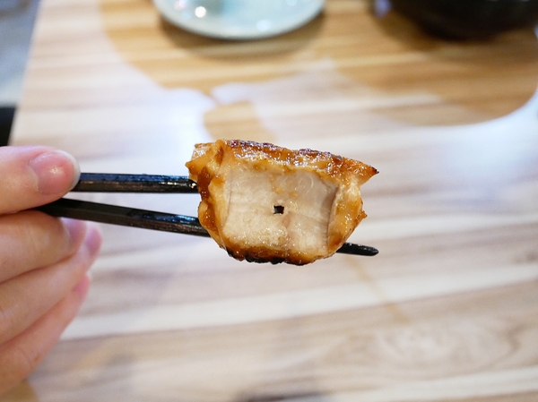 吽炸居酒屋：吽炸居酒屋-居酒屋一條街上的亮點  藍帶除師操刀  餐點創新選擇多  店內還提供包廂  非常適合約會聚餐