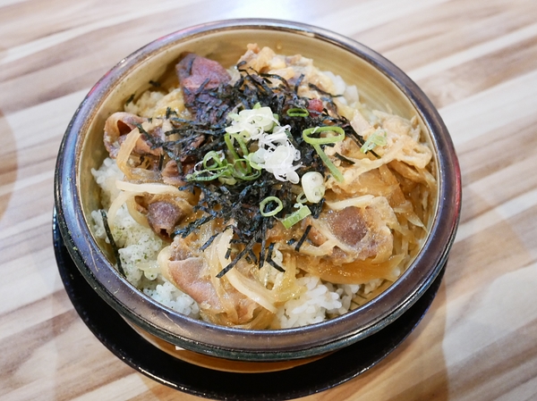 吽炸居酒屋：吽炸居酒屋-居酒屋一條街上的亮點  藍帶除師操刀  餐點創新選擇多  店內還提供包廂  非常適合約會聚餐