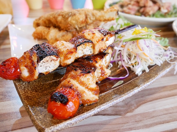 吽炸居酒屋：吽炸居酒屋-居酒屋一條街上的亮點  藍帶除師操刀  餐點創新選擇多  店內還提供包廂  非常適合約會聚餐