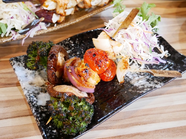 吽炸居酒屋：吽炸居酒屋-居酒屋一條街上的亮點  藍帶除師操刀  餐點創新選擇多  店內還提供包廂  非常適合約會聚餐