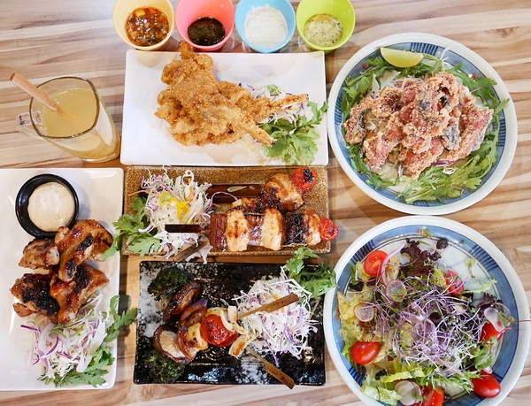 吽炸居酒屋：吽炸居酒屋-居酒屋一條街上的亮點  藍帶除師操刀  餐點創新選擇多  店內還提供包廂  非常適合約會聚餐