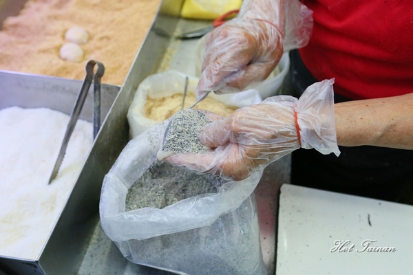 大記QQ麻糬：【台南美食】大記QQ麻糬：5元古早味手工麻糬，每天只賣4小時的平民甜點~