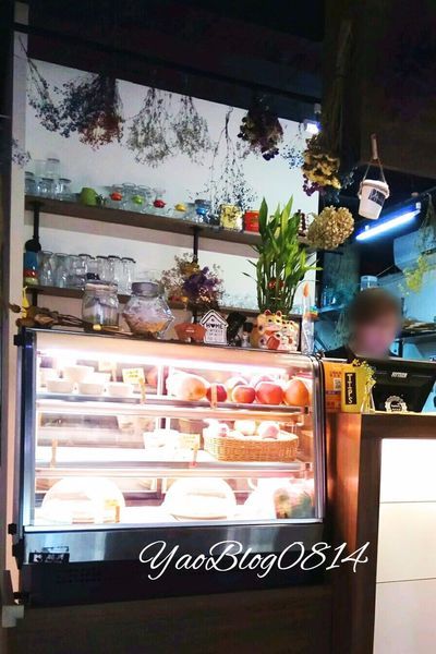 About Cafe_甜點櫃.jpg