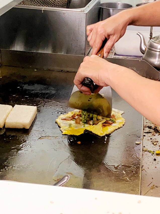 [台中西區] 幸福廚房早午餐｜正宗打拋豬河粉蛋餅｜闆娘自製手工花生米腸｜脆皮蛋餅｜台中必吃隱藏早餐店｜必點鍋貼｜內附菜單 - 萍姐愛分享