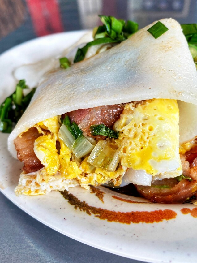 [台中西區] 幸福廚房早午餐｜正宗打拋豬河粉蛋餅｜闆娘自製手工花生米腸｜脆皮蛋餅｜台中必吃隱藏早餐店｜必點鍋貼｜內附菜單 - 萍姐愛分享