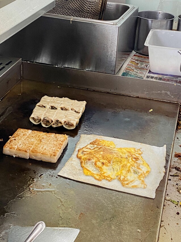 [台中西區] 幸福廚房早午餐｜正宗打拋豬河粉蛋餅｜闆娘自製手工花生米腸｜脆皮蛋餅｜台中必吃隱藏早餐店｜必點鍋貼｜內附菜單 - 萍姐愛分享