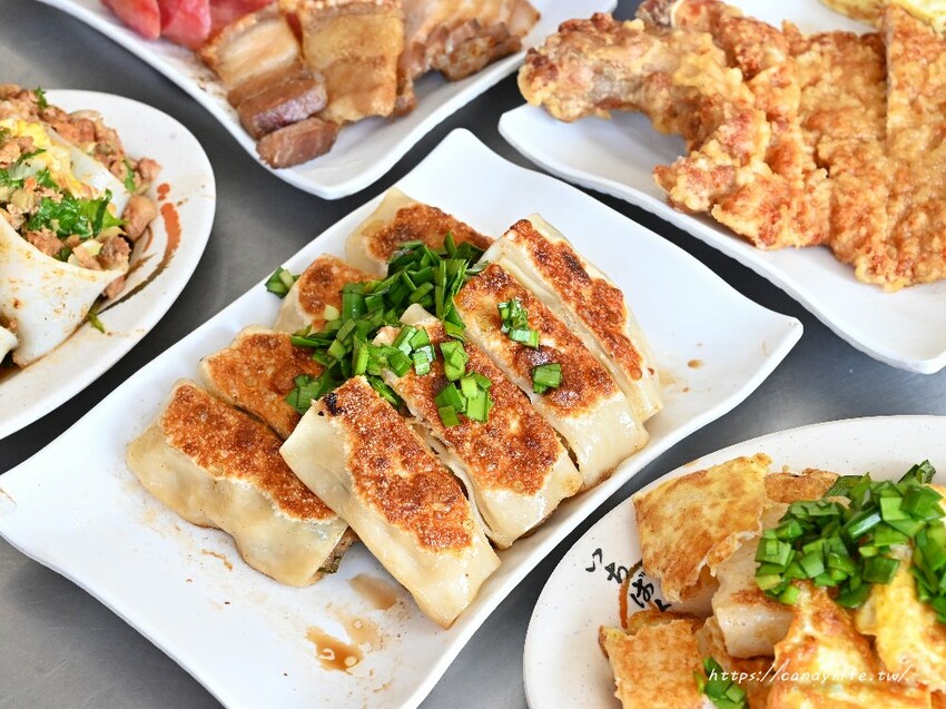 幸福廚房早午餐|這間台中早餐超厲害!爆餡河粉蛋餅,鍋貼也是必點招牌,還有超狂隱藏版菜單!