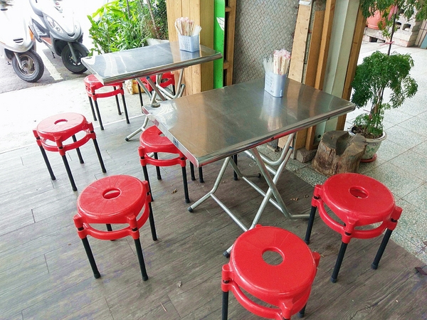 幸福廚房早午餐：幸福廚房早午餐-美村路早午餐  鄰近審計新村  手工製作餅皮  每天都有不同顏色和口味  猜猜明天哪一味？