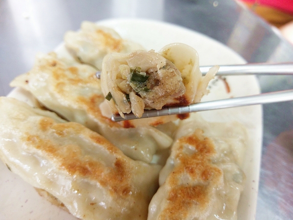 幸福廚房早午餐：幸福廚房早午餐-美村路早午餐  鄰近審計新村  手工製作餅皮  每天都有不同顏色和口味  猜猜明天哪一味？