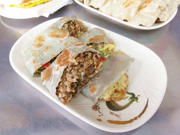 幸福廚房早午餐：幸福廚房早午餐-美村路早午餐  鄰近審計新村  手工製作餅皮  每天都有不同顏色和口味  猜猜明天哪一味？