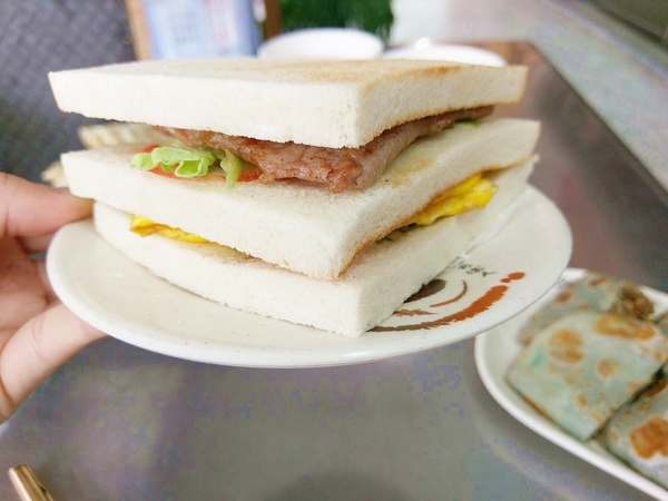 幸福廚房早午餐：幸福廚房早午餐-美村路早午餐  鄰近審計新村  手工製作餅皮  每天都有不同顏色和口味  猜猜明天哪一味？