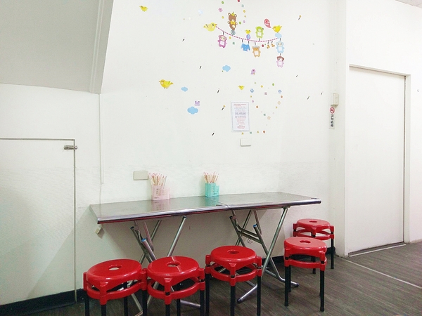 幸福廚房早午餐：幸福廚房早午餐-美村路早午餐  鄰近審計新村  手工製作餅皮  每天都有不同顏色和口味  猜猜明天哪一味？