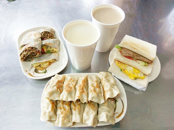 幸福廚房早午餐：幸福廚房早午餐-美村路早午餐  鄰近審計新村  手工製作餅皮  每天都有不同顏色和口味  猜猜明天哪一味？