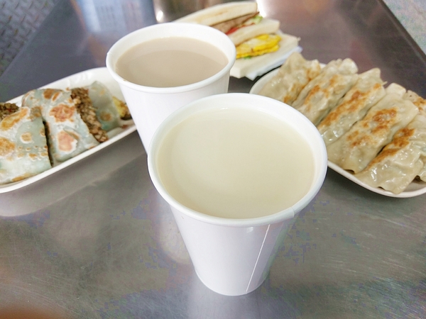 幸福廚房早午餐：幸福廚房早午餐-美村路早午餐  鄰近審計新村  手工製作餅皮  每天都有不同顏色和口味  猜猜明天哪一味？