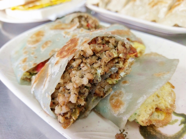 幸福廚房早午餐：幸福廚房早午餐-美村路早午餐  鄰近審計新村  手工製作餅皮  每天都有不同顏色和口味  猜猜明天哪一味？