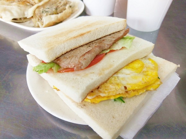 幸福廚房早午餐：幸福廚房早午餐-美村路早午餐  鄰近審計新村  手工製作餅皮  每天都有不同顏色和口味  猜猜明天哪一味？