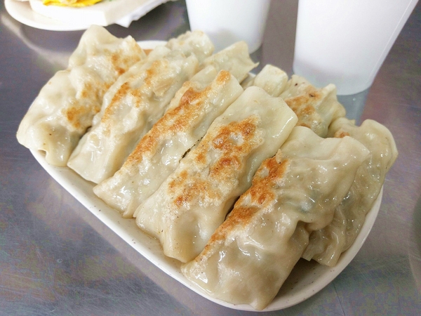 幸福廚房早午餐：幸福廚房早午餐-美村路早午餐  鄰近審計新村  手工製作餅皮  每天都有不同顏色和口味  猜猜明天哪一味？